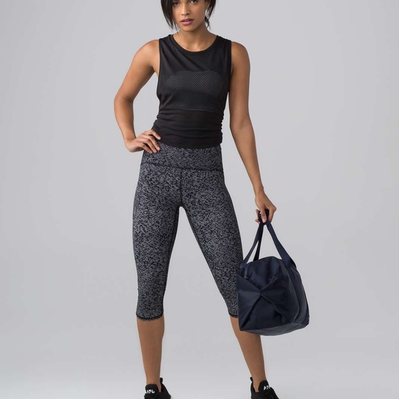 lululemon athletica Pants - Lululemon Train Time Crop size 17" size 8 in EUC